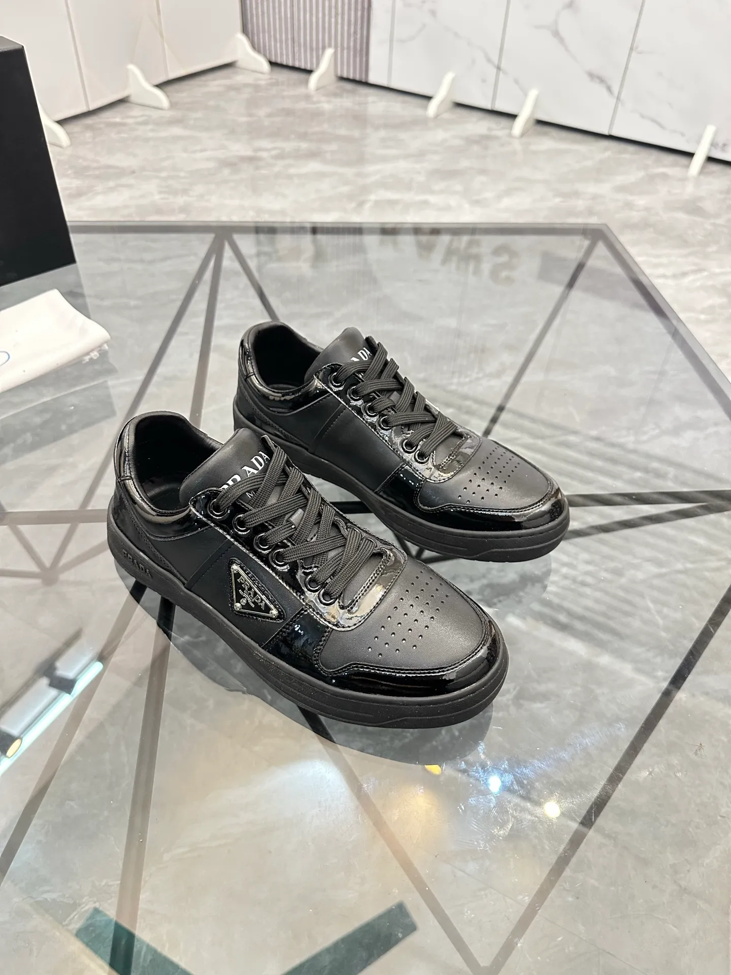 Men's shoes: 💰P400¥ Product trademark: Prada *"Prada*" low-top casual shoes Regular size: 38-44 (can be customized to 45) Product materials: imported cowhide upper, sheepskin lining, original outsole. Number: 020